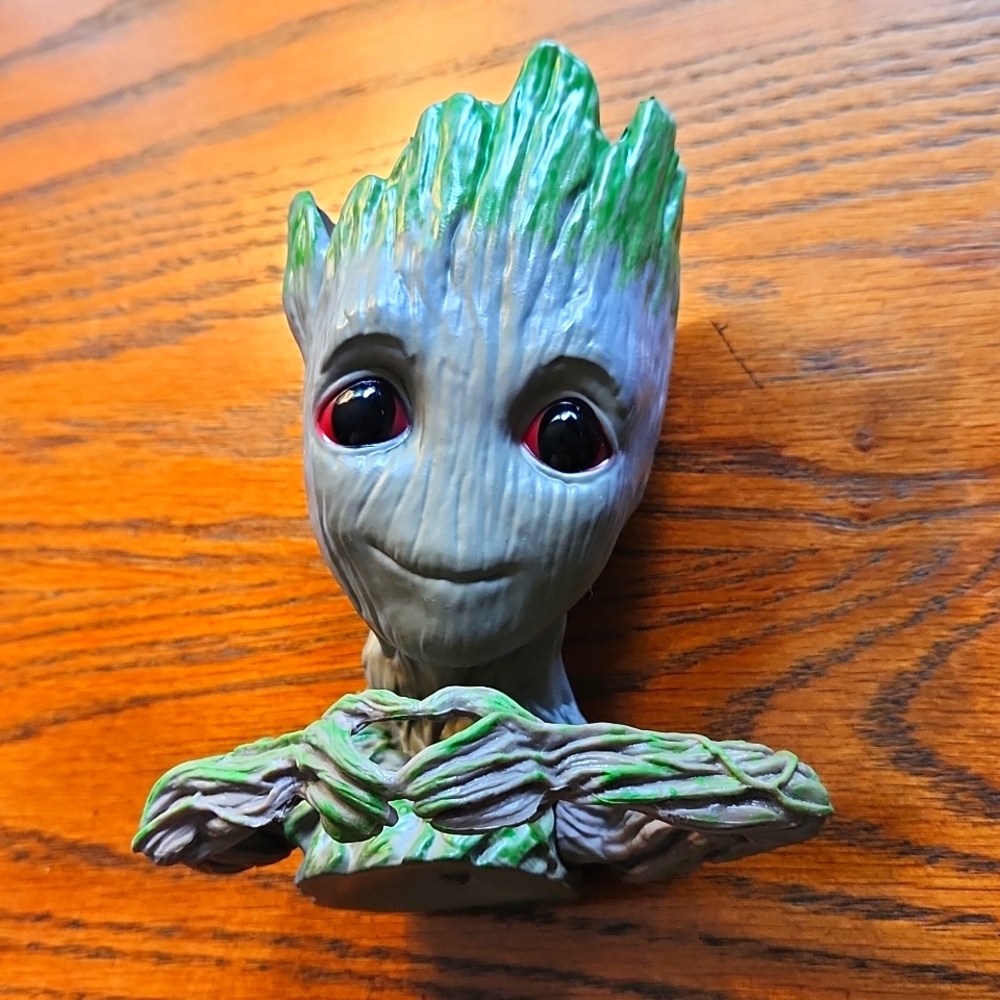 Groot Heart Planter